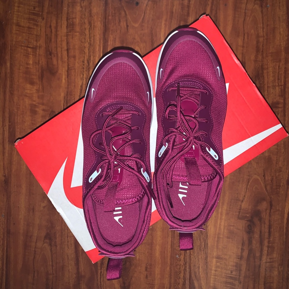 NIKE “women  AIR MAX DIA”